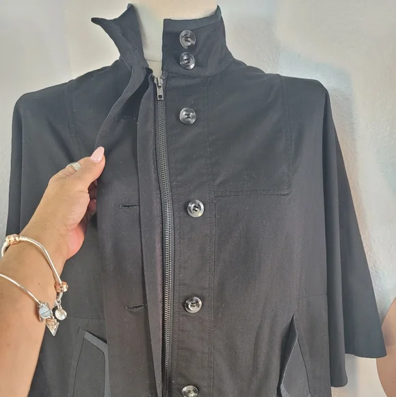 BCBGENERATION BLACK LIGHTWEIGHT PONCHO CAPE FRONT BUTTON SZ XS - Picture 11 of 16